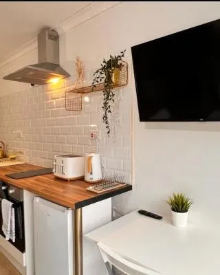 Cosy & Convenient space near M1, EM Airport & City