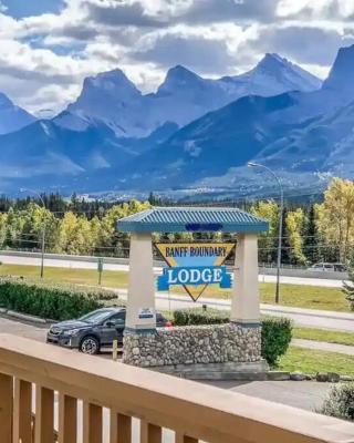 B211 MTN View ground floor town house- 2BD, Sleeps 8, hot tub, free parking, close to Banff