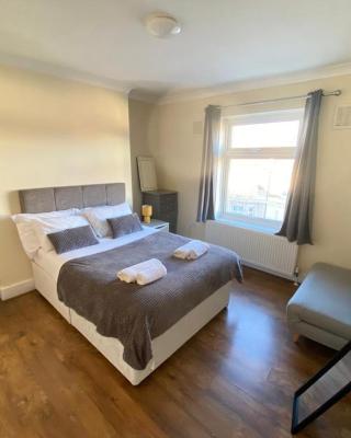 2 Bedroom Apartment 2 Min Walk to Station - longer stays available