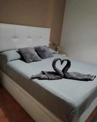 Habitación con cama matrimonial en Málaga