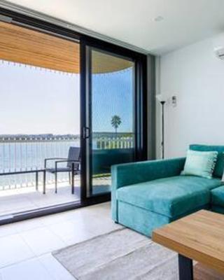 Stunning 1-Bed Bayside Apartment with Superb Views