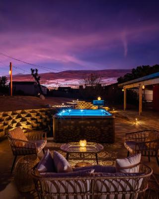 Luxury Joshua Tree Retreat w/ Hot Tub, BBQ & Games