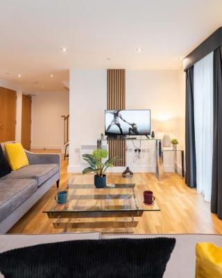 Leeds City Centre Duplex 3 Bedroom 3 Bath stunning Flat with Rooftop Terrace and Parking