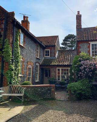 Luxury Cottage, close to Quay. Pretty Courtyard.