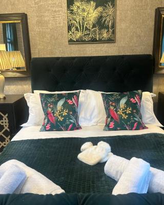 Park View is a beautiful whole entire house close to town centre, sleeps 8 in 4 rooms, 2 doubles and 4 single beds with 2 shower rooms, available for holidays, insurance stays, trades people, contractors, pets welcome