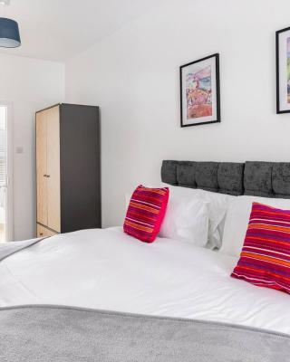 Impressive 4 Bed House Sleeps 8 Private Parking, Fast WiFi 2x Smart TVs Netflix & Foosball, Business Travellers Relocaters Leisure Welcome