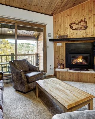 Affordable Mountain Getaway - Conveniently Located, Pool Access, Private Deck! SDT15