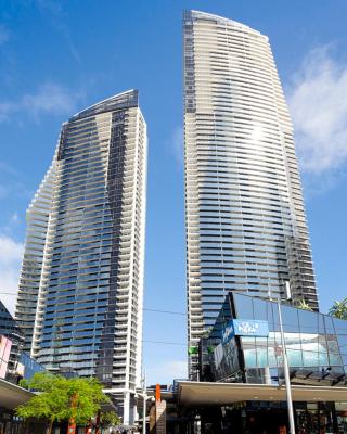 Circle on Cavill - Self Contained Apartments - Wow Stay