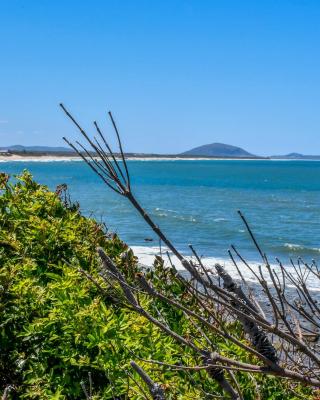 Coastal Chic Apartment - Mooloolaba and Alex