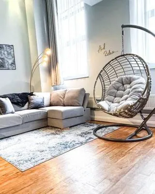 Modern Apartment - Sleeps 4 city centre - Parking Available!