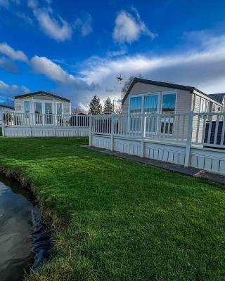 Great Caravan For Hire With Pond Views At Manor Park Holiday Park Ref 23228k