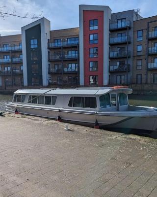New Horizon - A beautiful boat very conveniently located in Chelmsford City