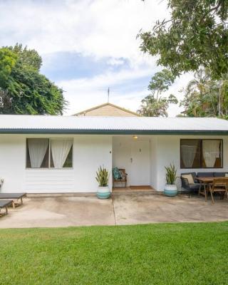 Cosy Straddie cottage + sleeps 6 + close to beach