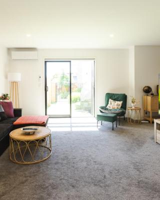 Modern 2 bedroom by Hagley Park