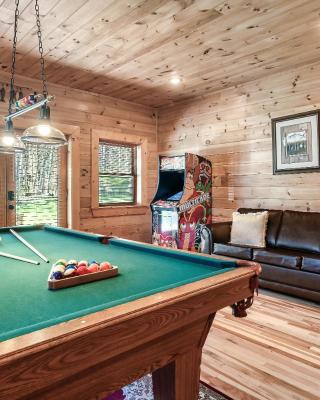 Spectacular MTNS Views with PRIVATE HOT TUB with Pool Table and Private Pond