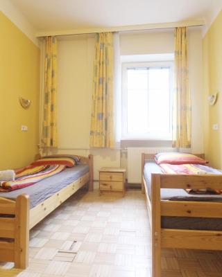 Double Room in Hütteldorfer Straße Area