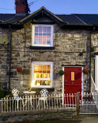 Maytree Cottage. Compact home in Mid Wales.