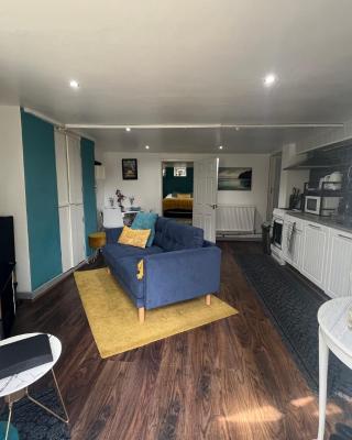 Exclusive Apartment - close to centre, contactless entry, free parking, WiFi & Netflix