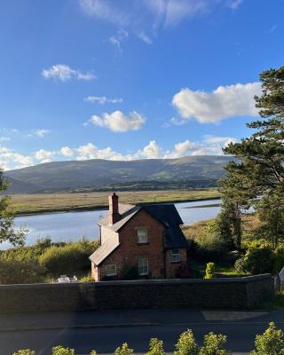 Dyfi Hideaway - Holiday Cottage Snowdonia - Stunning River & Valley Views - Ynyshir