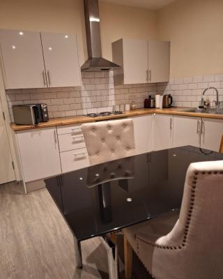 Fabulous Home from Home - Central Long Eaton - Lovely Short-Stay Apartment - HIGH SPEED FIBRE OPTIC BROADBAND INTERNET - HIGH SPEED STREAMING POSSIBLE Suitable for working from home and students Very Spacious FREE PARKING nearby