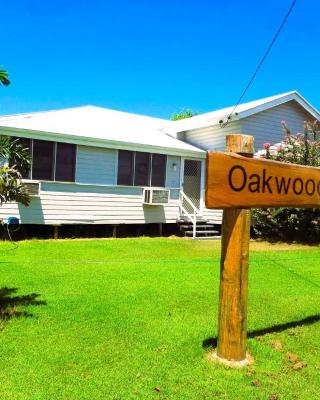 Oakwood House - Entire house rental - 5 bedrooms with Foxtel and WiFi