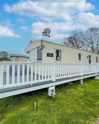 Lovely Caravan With Decking And Free Wifi In Lowestoft Ref 12106b