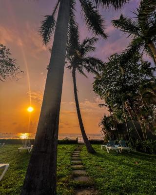 Perla de la Playa Beachfront Hotel