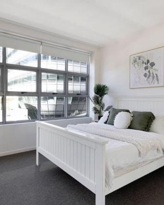 A Stylish & Bright Suite Next to Darling Harbour