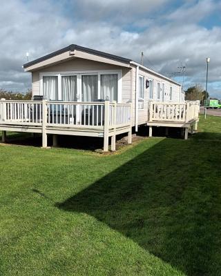 3 Bedroom caravan St osyth beach holiday park with free WiFi and parking