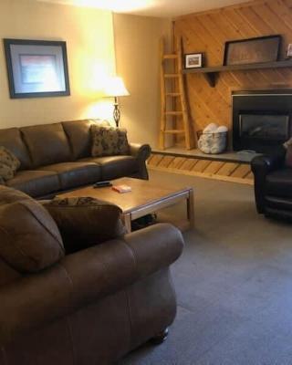 Downtown Chalet Close to Main St with Pool and Hot Tub