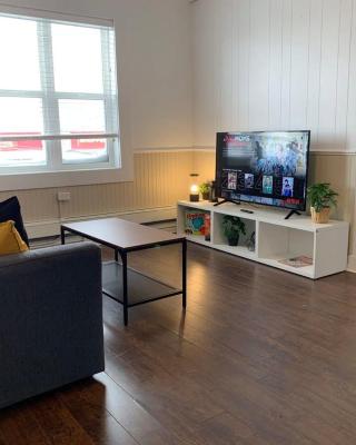 Large 1-bedroom Condo l Downtown l WiFi & Smart TV