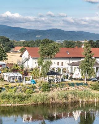 Forteca, pokoje gościnne nad stawem