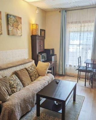 Uptown area, Cozy king Suite, quiet and private, free parking, walk to restaurants