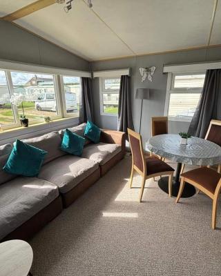 Sealands 29 - Ingoldmells, pet friendly, bed linen & close to fantasy island - Meadow Lakes Caravan & Lodge Hire