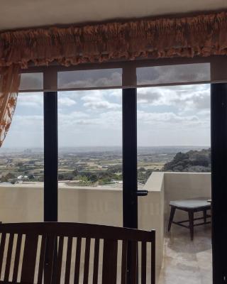 Terraced house with stunning view close to Mdina