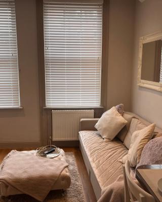 Central private 1 bed flat