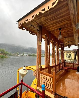 Houseboat New Jahangir And Morning Car