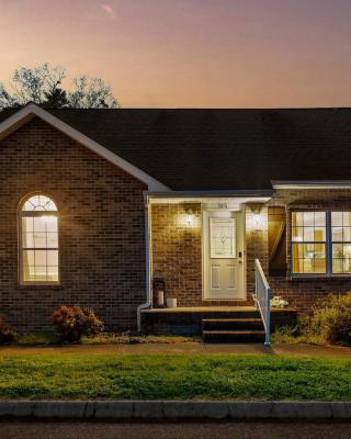 1 Mile To Pkwy, Pets, Hot Tub, Creekside, Porch