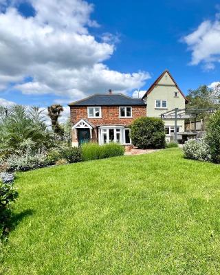 Cosy Coastal 2-Bedroom Cottage with Hot Tub and Log Burner