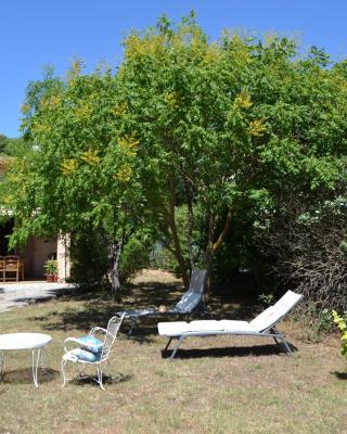 Maison rénovée avec terrasse privative et jardin au centre de Gemenos