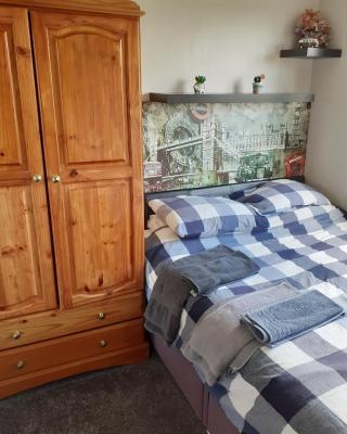 Double bedroom sleeps 1 or 2 with back garden view