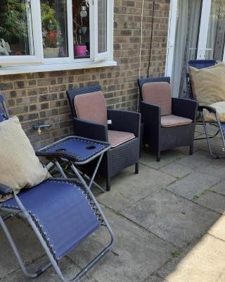 Home from home Single or double room Netflix or Virgin TV Wifi & free parking