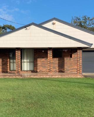 Lowset pet friendly home, with room for a boat, Palm Ave, Bongaree