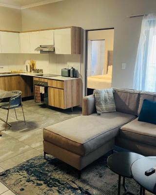6A Elizabeth Place - Beautiful Self Catering 1 bedroom unit next to Kyalami Racetrack with free WiFi - swimming pool gym and restaurant - Perfect for a couple in Midrand Waterfall