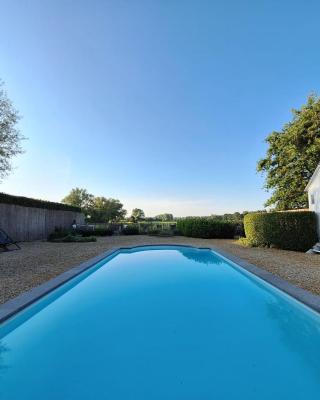 Casa-Cosi, tourist & business suites & flats with reserved parking and private terraces in shared garden with seasonal pool included, private sauna available