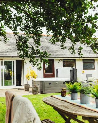 Birchwood Cottage with hot tub