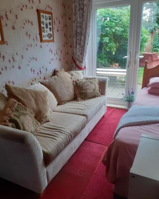 Newly decorated & furniture, 2 single beds, large room, Sofa, netflix, garden view, patio & seating