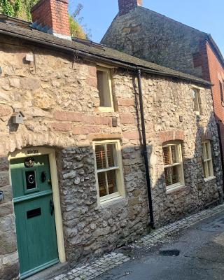 Fryers Cottage Wirksworth, a traditional yet stylish 2-bedroom Peak District cottage