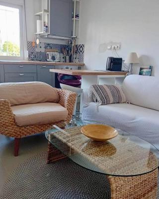 Detached renovated cottage with a garden 3 min walk from the beach