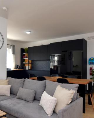 Spacious 3BR Penthouse with Large Front Terrace - Stone BBQ & Sun Loungers